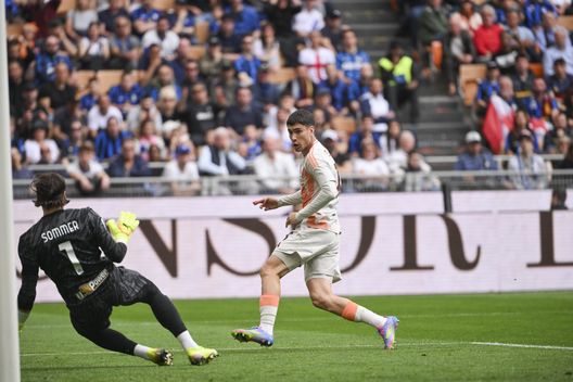 Matias Soulè in azione durante la sfida contro l'Inter. (Foto di Luciano Rossi/AS Roma via Getty Images) Roma-Milan, una sfida che vale la Champions: il pronostico di DDD- immagine 4