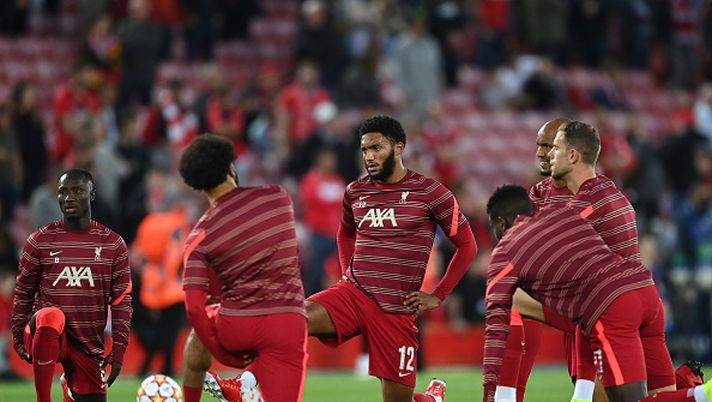 LIVERPOOL, ENGLAND - SEPTEMBER 15: Joe Gomez of Liverpool warms up prior to the UEFA Champions League group B match between Liverpool FC and AC Milan at Anfield on September 15, 2021 in Liverpool, England. (Photo by Shaun Botterill/Getty Images) Robertson Gomez