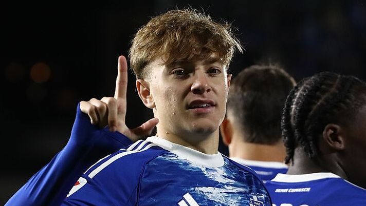 COMO, ITALY - SEPTEMBER 24: Jesus Rodriguez of Como 1907 celebrates after scoring their team's first goal during the Coppa Italia match between Como 1907 and US Sassuolo at Giuseppe Sinigaglia Stadium on September 24, 2025 in Como, Italy. (Photo by Marco Luzzani/Getty Images) Jesus Rodriguez: “Squalifica? Incredibile, vi dico com’è andata! Fabregas, Morata e perché il Como” - immagine 1