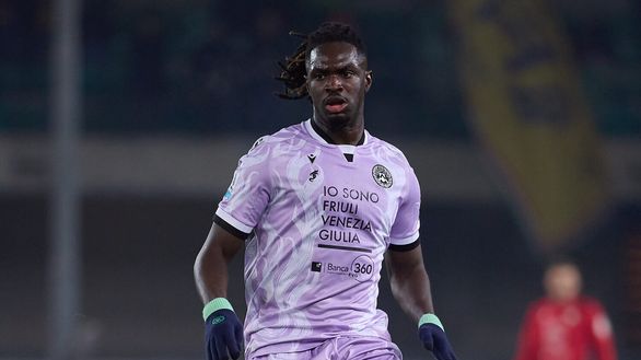 VERONA, ITALY - JANUARY 04: Oumar Solet of Udinese Calcio runs with the ball during the Serie A match between Verona and Udinese at Stadio Marcantonio Bentegodi on January 04, 2025 in Verona, Italy. (Photo by Emmanuele Ciancaglini/Getty Images) Solet, Udinese