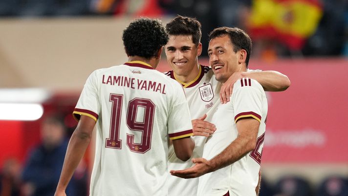 VILLARREAL, SPAIN - MARCH 27: Mikel Oyarzabal of Spain celebrates scoring his team's second goal with teammates Pau Cubarsi and Lamine Yamal of Spain during the International Friendly match between Spain and Serbia at Estadio de la Ceramica on March 27, 2026 in Villarreal, Spain. (Photo by Alex Caparros/Getty Images) Mondiali, è la Spagna la prima finalista: 2-0 alla Francia. Solo panchina per Thuram - immagine 1