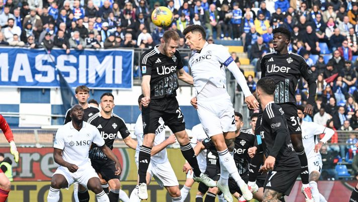 COMO, ITALY - FEBRUARY 23: SSC Napoli player Giovanni Di Lorenzo in action during the Serie A match between Como and Napoli at Sinigaglia Stadium on February 23, 2025 in Como, Italy. (Photo by SSC Napoli/Getty Images) Napoli-Como, statistiche e precedenti dell’anticipo di Serie A - immagine 1