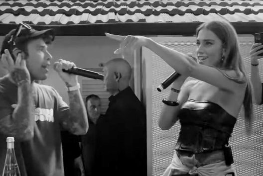 Clara a Vanity Fair: “Sono single e non da molto. Gossip su Fedez? Mi infastidiscono solo…” Clara a Vanity Fair: “Sono single e non da molto. Gossip su Fedez? Mi infastidiscono solo…” - immagine 1