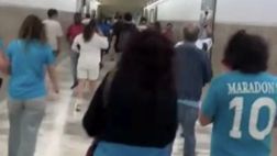 I tifosi azzurri scatenati: cantano i cori anche nella metro di Mergellina