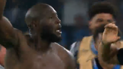 VIDEO Lukaku segna e flette i muscoli: la città di Napoli è ai suoi piedi!
