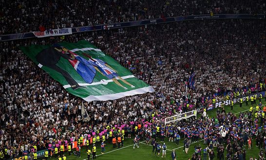 Tributo dei tifosi del Psg a Xana Martinez, figlia di Luis Enrique scomparsa nel 2019 (Foto di Dan Mullan/Getty Images) L’amore di un padre vince la morte: Luis Enrique e Xana, un legame indissolubile- immagine 2