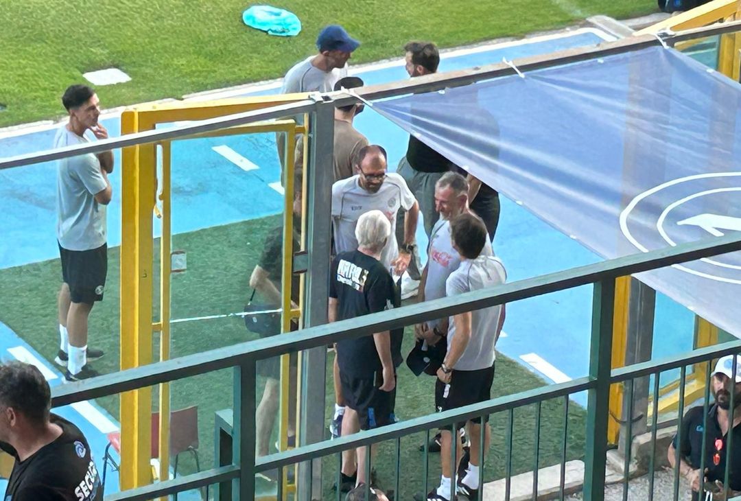 GALLERY ADL a colloquio con lo staff di Conte, poi il saluto ai tifosi - immagine 5