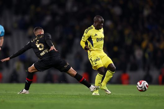 ISTANBUL, TURCHIA - 13 MARZO: Ngolo Kante del Fenerbahce viene contrastato da Bartug Elmaz del Fatih Karagumrük durante la partita di Trendyol Süper Lig tra Fatih Karagümrük SK e Fenerbahce SK allo Stadio Olimpico Atatürk il 13 marzo 2026 a Istanbul, Turchia. (Foto di Ahmad Mora/Getty Images) Fenerbahçe ko, restano solo 3 squadre ancora imbattute in Europa: una è nelle Isole Faroe- immagine 2