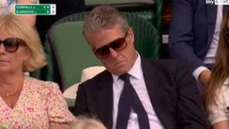 VIDEO / Hugh Grant si addormenta durante Cobolli-Djokovic: scena da non credere a Wimbledon