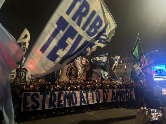 Lazio, la protesta dei tifosi: il corteo avanza verso la Nord – FT&VD- immagine 2