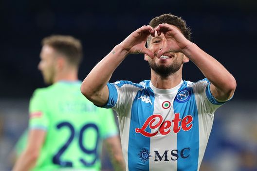 Dries Mertens con la maglia del Napoli celebra il gol messo a segno durante il match contro la Lazio del 22 Aprile 2021 (Photo by Francesco Pecoraro/Getty Images) Dries Mertens annuncia il ritiro: “Lascio il calcio, ma allaccio gli scarpini un’ultima volta solo per te”- immagine 2