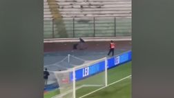 VIDEO Casertana-Foggia, scontri tra tifosi allo stadio: immagini shock