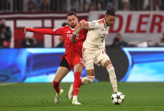 Orkun Kokcu e Michael Olise nell'ultima sfida tra Benfica e Bayern Monaco (Foto di Alexander Hassenstein/Getty Images) Benfica-Bayern Monaco chiude il Gruppo C: ancora Goal e Over?- immagine 2