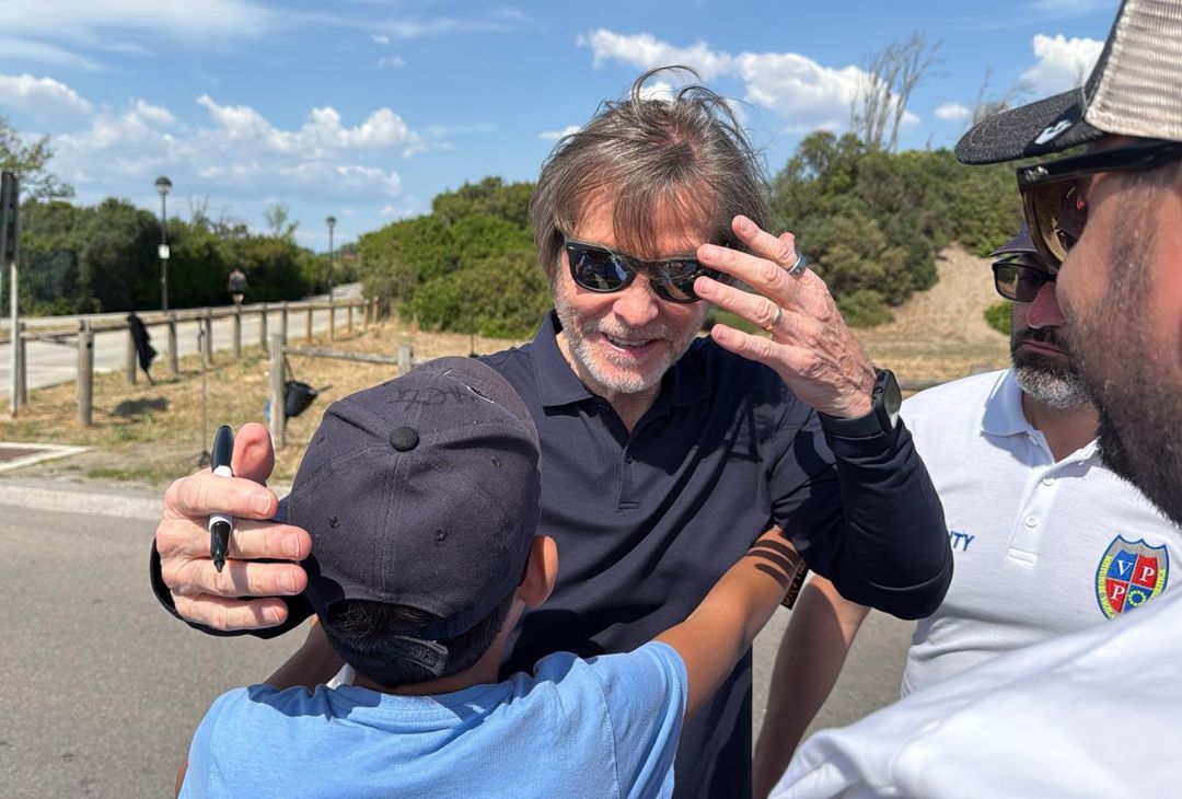 Ultime ore a Castel Volturno per Conte e Oriali: abbracci e cori per loro – LE FOTO - immagine 13