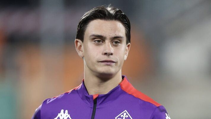 FLORENCE, ITALY - DECEMBER 12: Tommaso Martinelli goalkeeper of ACF Fiorentina looks on during the UEFA Europa League 2024/25 League Phase MD6 match between ACF Fiorentina and LASK at Stadio Artemio Franchi on December 12, 2024 in Florence, Italy. (Photo by Gabriele Maltinti/Getty Images) UFFICIALE – Fiorentina, ceduto Martinelli in Serie B: il comunicato. E rientra Christensen - immagine 1