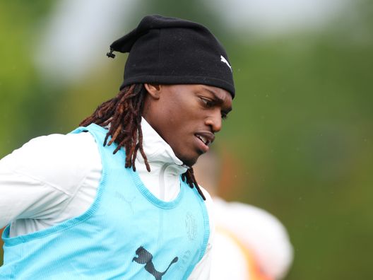 CAIRATE, ITALY - MAY 20: Rafael Leao of AC Milan looks on during AC Milan training session at Milanello on May 20, 2025 in Cairate, Italy. (Photo by Claudio Villa/AC Milan via Getty Images) Cassano provoca Leao: “Gioca per le ragazze”, arriva la replica del portoghese- immagine 2