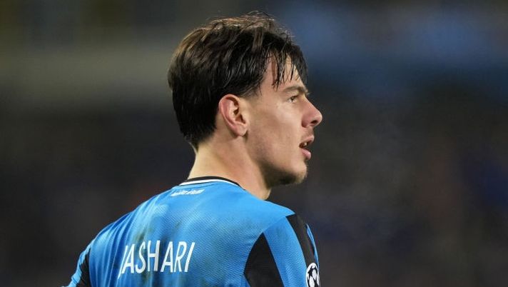 BRUGES, BELGIUM - FEBRUARY 12: Ardon Jashari #30 of Club Brugge KV looks on following his teams 2-1 victory against Atalanta in the UEFA Champions League 2024/25 League Knockout Play-off first leg match at Jan Breydel Stadium on February 12, 2025 in Bruges, Belgium. (Photo by Alex Bierens de Haan/Getty Images) Jashari, ecco quando il Milan si aspetta la risposta definitiva del Bruges e cosa filtra - immagine 1