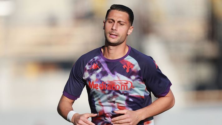 FLORENCE, ITALY - DECEMBER 14: Rolando Mandragora of ACF Fiorentina warms up prior to the Serie A match between ACF Fiorentina and Hellas Verona FC at Artemio Franchi on December 14, 2025 in Florence, Italy. (Photo by Gabriele Maltinti/Getty Images) Longhi: “Mandragora al Genoa? Per i rossoblù sarebbe un gran bel colpo” - immagine 1