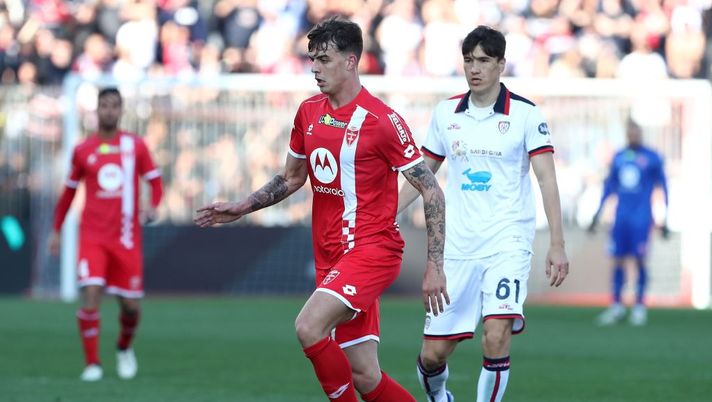MONZA, ITALY - MARCH 16: Daniel Maldini of AC Monza in action during the Serie A TIM match between AC Monza and Cagliari at U-Power Stadium on March 16, 2024 in Monza, Italy. (Photo by Marco Luzzani/Getty Images) (Photo by Marco Luzzani/Getty Images) Monza, in mezzo al campo attenzione a Maldini: è l’uomo più in forma dei biancorossi - immagine 1