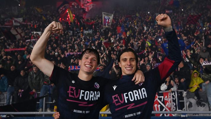 BOLOGNA, ITALY - MAY 20: Giovanni Fabbian and Riccardo Calafiori of Bologna FC celebrate after qualifying for the UEFA Champions League following the Serie A TIM match between Bologna FC and Juventus at Stadio Renato Dall'Ara on May 20, 2024 in Bologna, Italy. (Photo by Alessandro Sabattini/Getty Images) Cor. Sport – Bologna, quei bravi ragazzi - immagine 1