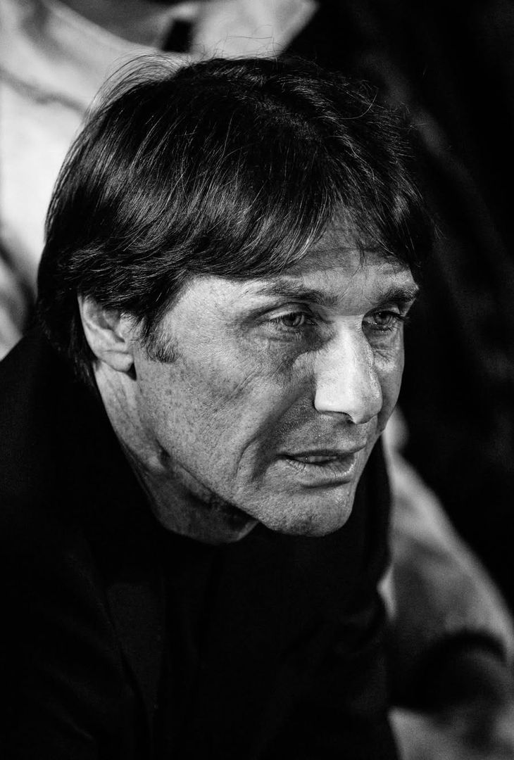 Apre McTominay, chiude Alisson Santos; nel mezzo, l'autorete di Terracciano e De Bruyne: una gara perfetta disputata venerdì sera dal Napoli di Antonio Conte contro la Cremonese, riassunta in 20 fotografie bianche e nere che vanno a comporre un post pubblicato in giornata dall'admin Instagram della compagine partenopea.