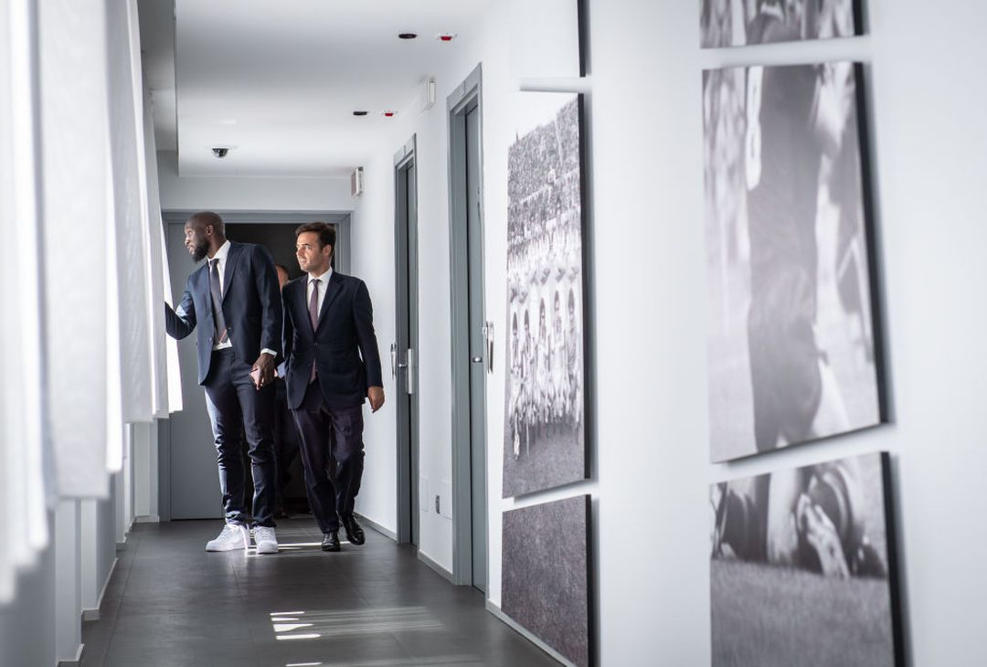 Roma, Lukaku è ufficiale: i primi suggestivi scatti in giallorosso – FOTO GALLERY - immagine 10