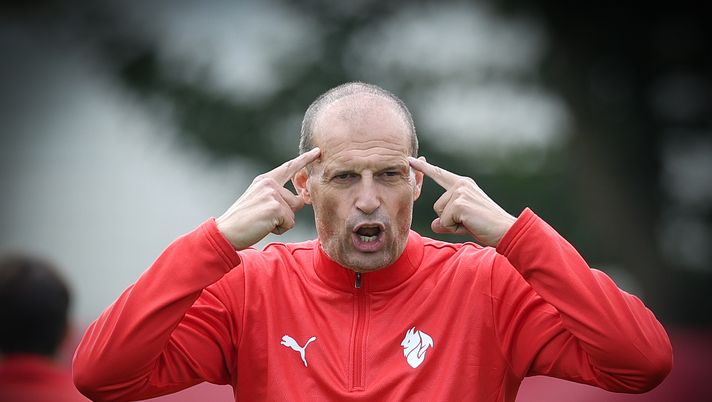 CAIRATE, ITALY - SEPTEMBER 25: Head coach AC Milan Massimiliano Allegri reacts during AC Milan training session at Milanello on September 25, 2025 in Cairate, Italy. (Photo by Claudio Villa/AC Milan via Getty Images) Atalanta-Milan, Allegri: “La stagione si decide in due mesi. Dobbiamo essere bravi a…” - immagine 1