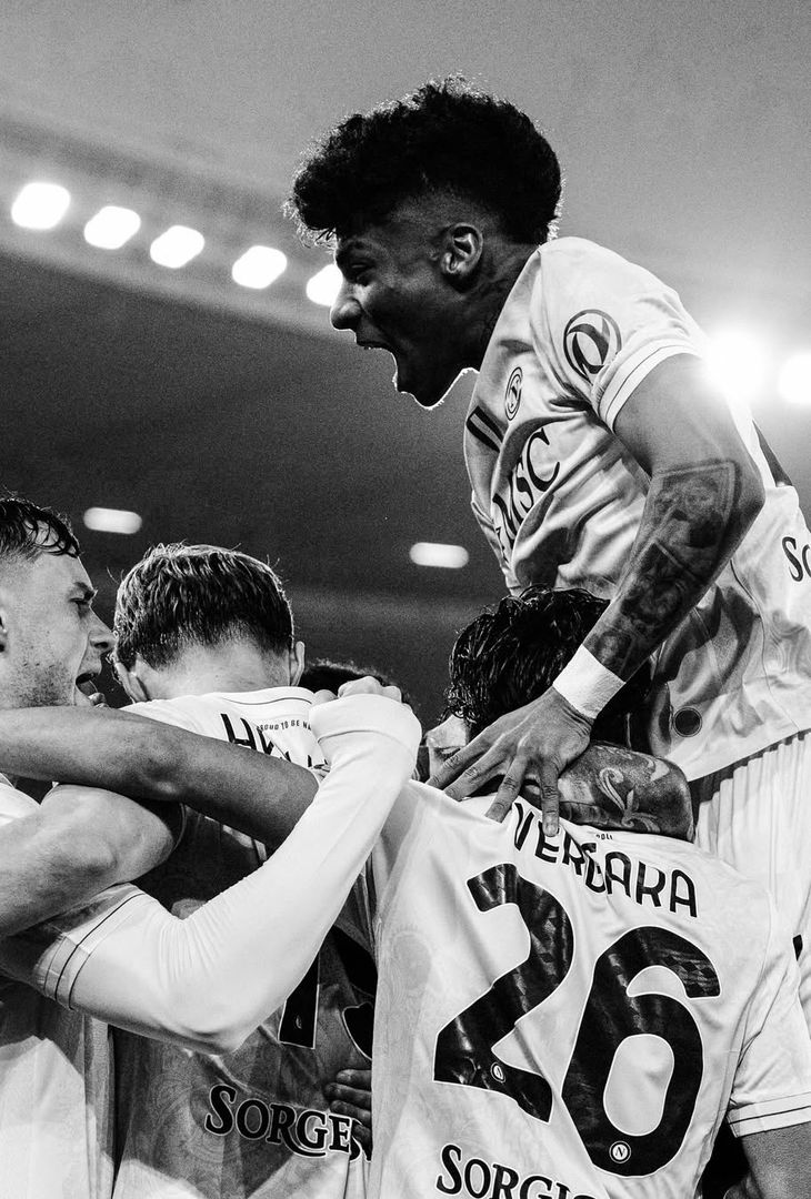 La frustrazione per il pareggio subito al primo tiro in porta e l'emozione di riuscire a portare i tre punti a casa a tempo scaduto: due facce della stessa medaglia che compongono il riassunto 'in bianco e nero' di Hellas Verona-Napoli realizzato dall'admin dell'account Instagram della compagine partenopea.