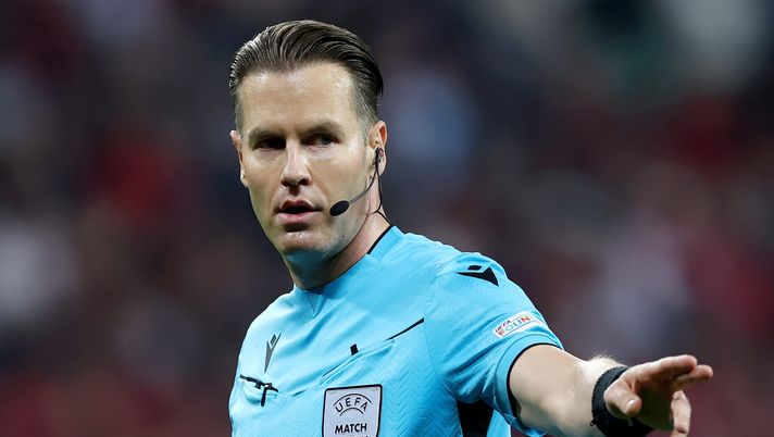 Bayer Leverkusen-Roma, la moviola: Mano di Hlozek in area. E’ rigore - immagine 1