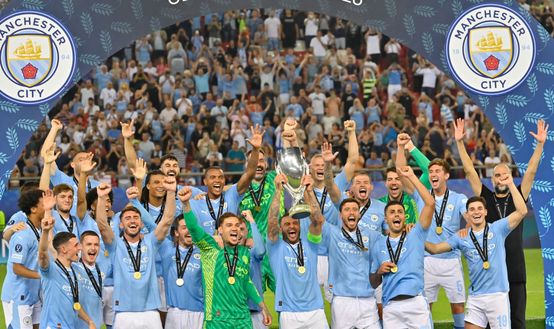 Pireo, Grecia - 16 agosto 2023: Giocatori del Manchester City col trofeo della Supercoppa UEFA. (Foto di Milos Bicanski/Getty Images) Supercoppa UEFA, sfida tra francesi ed inglesi: chi ha fatto meglio?- immagine 3