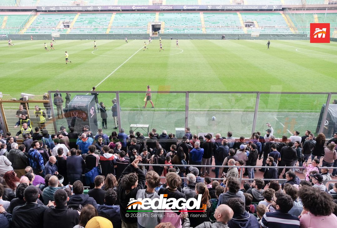 FOTO PALERMO, verso il Cagliari: la carica dei tifosi al “Barbera” (GALLERY) - immagine 3