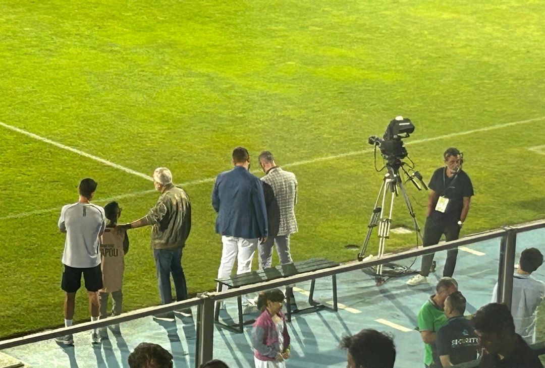 Il numero uno azzurro non si sottrae alle attenzioni dei bambini