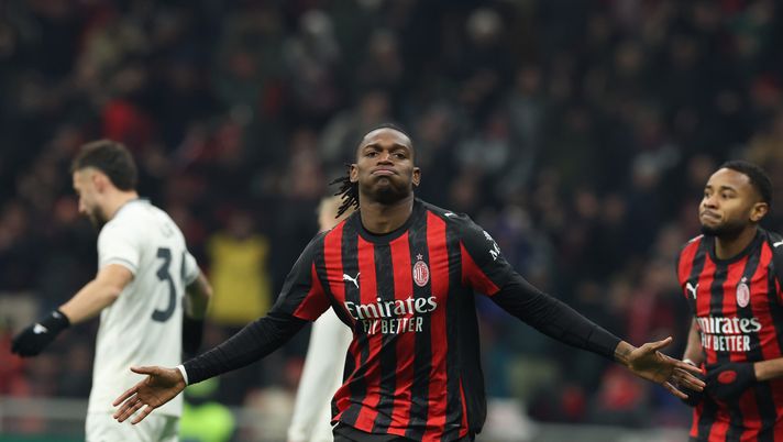 MILAN, ITALY - NOVEMBER 29: Rafael Leao of AC Milan celebrates after scoring the goal during the Serie A match between AC Milan and SS Lazio at Giuseppe Meazza Stadium on November 29, 2025 in Milan, Italy. (Photo by Claudio Villa/AC Milan via Getty Images) Milan: non serve un bomber, bensì un attaccante forte fisicamente - immagine 1