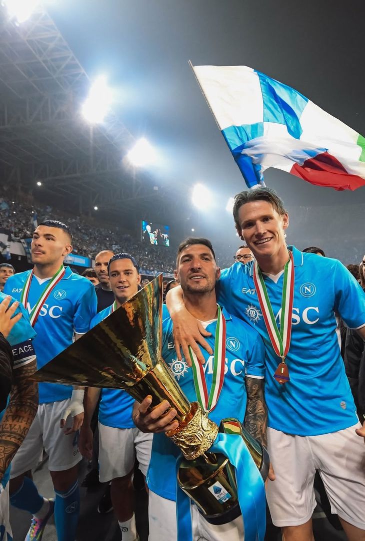 Trofei alzati, esultanze, abbracci, battaglie: il Napoli rivive il 2025 – LA GALLERY - immagine 4