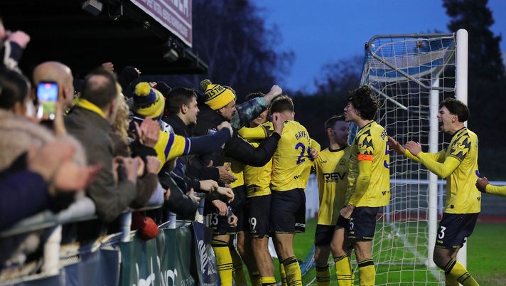 Inghilterra, squadra di sesta divisione sbaglia pullman e finisce in uno di… tifosi: il caso del Torquay Utd - immagine 1