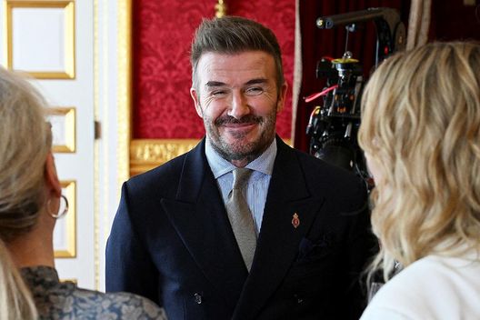 Beckham nominato cavaliere da re Carlo. L’ex giocatore commosso: “Ci vorrà …” - immagine 1