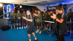 Starace scatenato, entrata trionfale sul palco di Dimaro: tifosi in delirio