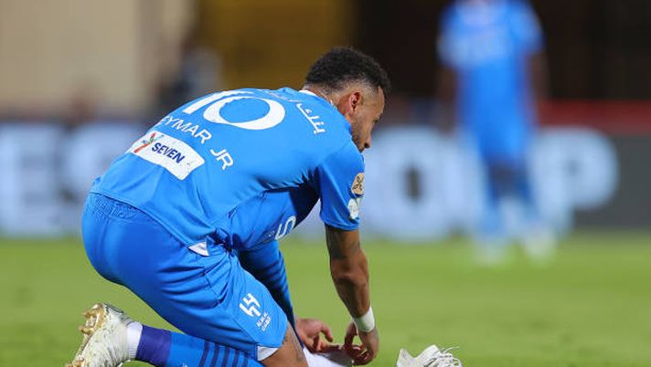 RIYADH, SAUDI ARABIA - SEPTEMBER 29: Neymar of Al-Hilal puts his boots on after a tackle during the Saudi Pro League between Al-Hilal and Al-Shabab at Prince Faisal Bin Fahad on September 29, 2023 in Riyadh, Saudi Arabia. (Photo by MB Media/Getty Images) Al-Hilal, “piccolo rimborso” per l’infortunio di Neymar: al club vanno 7.5 milioni - immagine 1