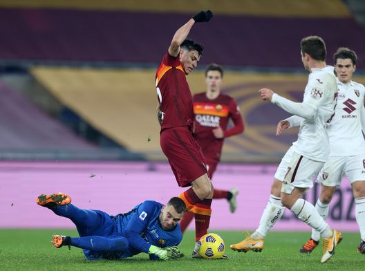 ROME, ITALY - DECEMBER 17: Pau Lopez and Roger Ibanez of Roma attempt to clear the ball during the Serie A match between AS Roma and Torino FC at Stadio Olimpico on December 17, 2020 in Rome, Italy. The match will be played without fans, behind closed doors as a Covid-19 precaution. (Photo by Paolo Bruno/Getty Images) Roma-Torino 3-1, il tabellino: sette gialli e un rosso- immagine 2