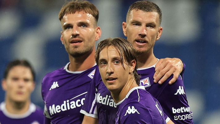 REGGIO NELL'EMILIA, ITALY - AUGUST 28: Edin Dzeko Jacopo Fazzini and Marin Pongracic of ACF Fiorentina celebrates after scoring a goal during the UEFA Europa Conference League 2025/2026 Play-Off 1st leg match between ACF Fiorentina and FC Polissya Zhytomyr at Mapei Stadium - Citta' del Tricolore on August 28, 2025 in Reggio nell'Emilia, Italy. (Photo by Gabriele Maltinti/Getty Images) Bazzani: “Idee poco chiare, troppa superficialità. In attacco c’è da lavorare” - immagine 1