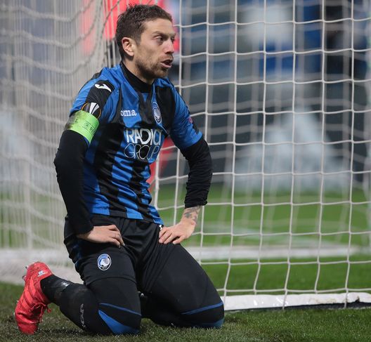REGGIO NELL'EMILIA, ITALY - FEBRUARY 22: Alejandro Gomez of Atalanta BC shows his dejection during UEFA Europa League Round of 32 match between Atalanta and Borussia Dortmund at the Mapei Stadium - Citta' del Tricolore on February 22, 2018 in Reggio nell'Emilia, Italy. (Photo by Emilio Andreoli/Getty Images)