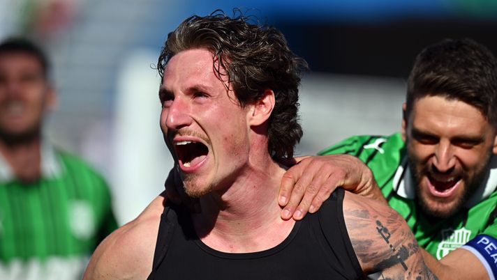 SASSUOLO, ITALY - APRIL 04: Andrea Pinamonti of US Sassuolo Calcio celebrates scoring his team's second goal during the Serie A match between US Sassuolo Calcio and Cagliari Calcio at Mapei Stadium Citta del Tricolore on April 04, 2026 in Sassuolo, Italy. (Photo by Alessandro Sabattini/Getty Images) Serie A, Sassuolo-Cagliari 2-1: Pinamonti e Garcia ribaltano il rigore di Esposito - immagine 1