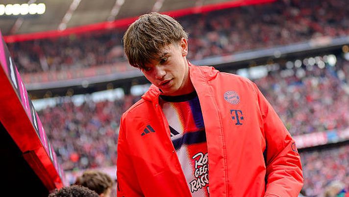 MUNICH, GERMANY - MARCH 21: Guido Della Rovere of FC Bayern München looks on ahead of the Bundesliga match between FC Bayern München and 1. FC Union Berlin at Allianz Arena on March 21, 2026 in Munich, Germany. (Photo by Marcel Engelbrecht - firo sportphoto/Getty Images) Accostato al Napoli, Della Rovere cambia agente: possibile indizio di mercato - immagine 1