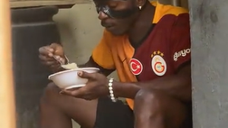Una maglia del Galatasaray e una mascherina… è Osimhen? No, è un suo sosia!