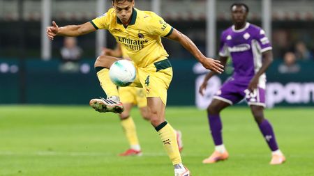MILAN, ITALY - OCTOBER 19: Samuele Ricci of AC Milan controls the ball during the Serie A match between AC Milan and ACF Fiorentina at Giuseppe Meazza Stadium on October 19, 2025 in Milan, Italy. (Photo by Marco Luzzani/Getty Images) milan-fiorentina-ricci-ultima-ora-dazn-diretta-live-parole-post-partita