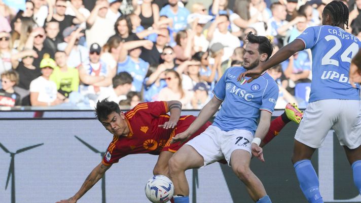 NAPLES, ITALY - APRIL 28: AS Roma player Paulo Dybala compete with SSC Napoli player Chvicha Kvaratskhelia during the Serie A TIM match between SSC Napoli and AS Roma - Serie A TIM at Stadio Diego Armando Maradona on April 28, 2024 in Naples, Italy. (Photo by Luciano Rossi/AS Roma via Getty Images) Kvaratskhelia ha il fuoco dentro, l’ultimo a mollare anche contro la Roma - immagine 1