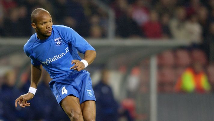 EINDHOVEN - OCTOBER 30: Jean-Alain Boumsong of Auxerre crosses the ball towards the goal during the UEFA Champions League First Phase Group A match between PSV Eindhoven and Auxerre on October 30, 2002 played at the Philips Stadion in Eindhoven, Holland. PSV Eindhoven won the match 3-0. (Photo by Dave Rogers/Getty Images) Dove guardare Auxerre-Marsiglia: streaming gratis, diretta TV e formazioni - immagine 1