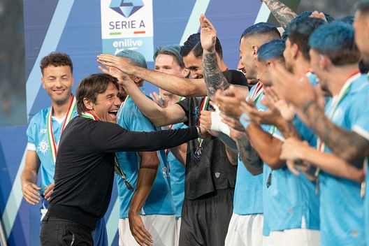 Antonio Conte, allenatore dell'SSC Napoli, durante la cerimonia di premiazione dei campioni d'Italia dopo la partita di Serie A tra l'SSC Napoli e il Cagliari Calcio allo Stadio Diego Armando Maradona, il 23 maggio 2025 a Napoli Serie A 2025/26: dal Napoli alla Cremonese, le 20 squadre della massima serie- immagine 3