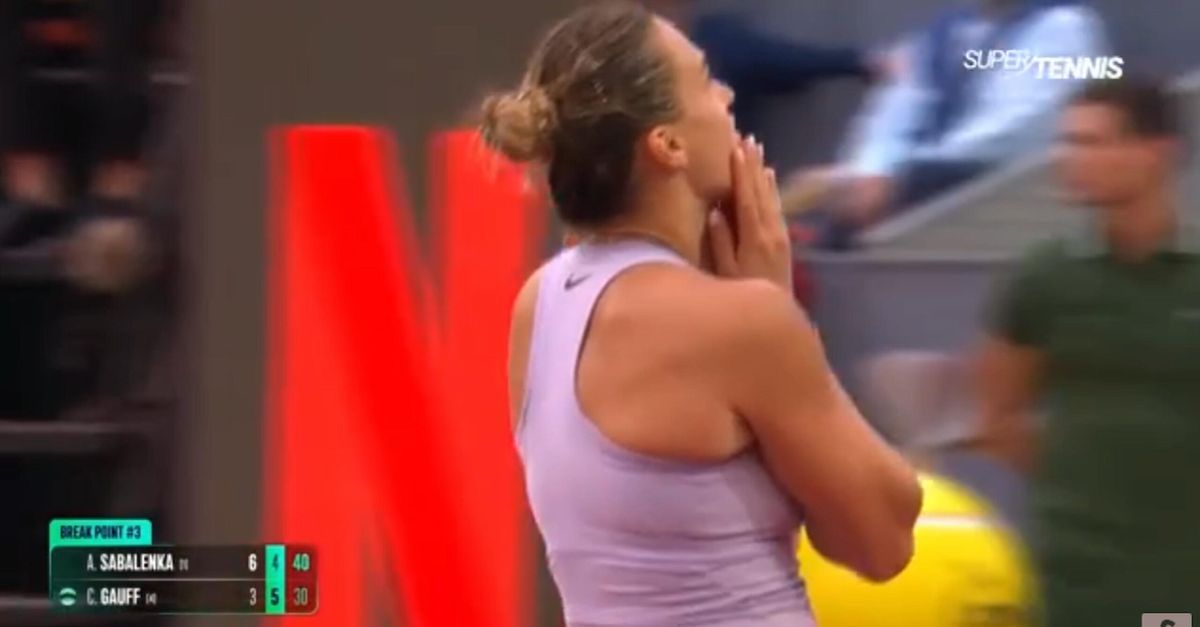 VIDEO Sabalenka da Golssip.it video sabalenka cosa fai perde la racchetta e scoppia a ridere