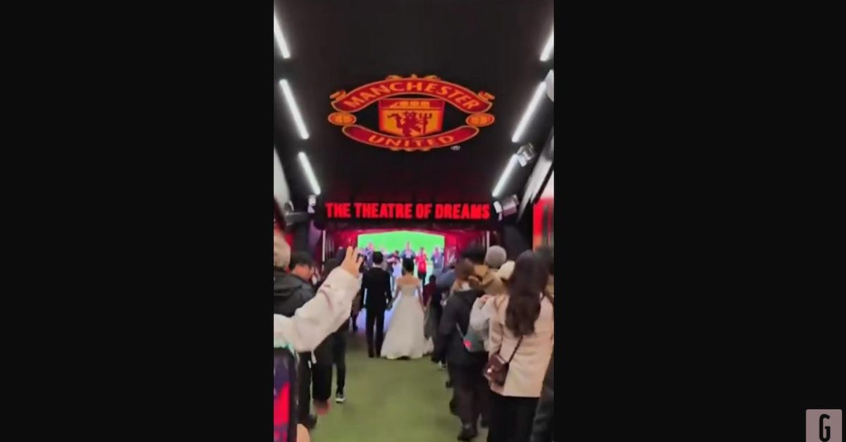 VIDEO / Manchester United, due tifosi si sposano allo stadio